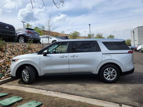 Used 2022 Kia Carnival LX image 12
