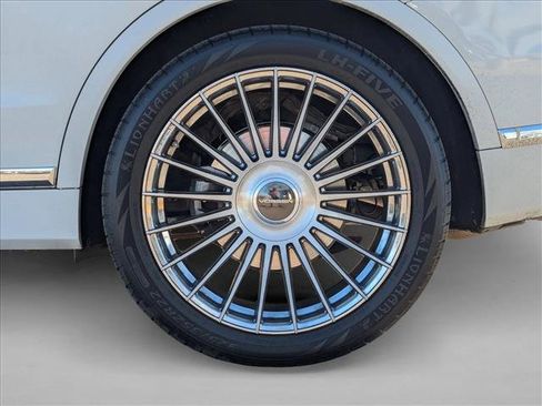 Used 2024 BMW X7 xDrive40i w/ Premium Package image 25