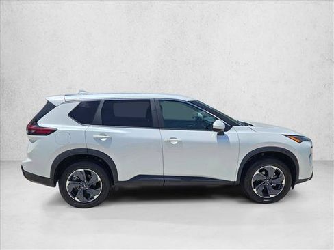 Used 2024 Nissan Rogue SV FWD image 4