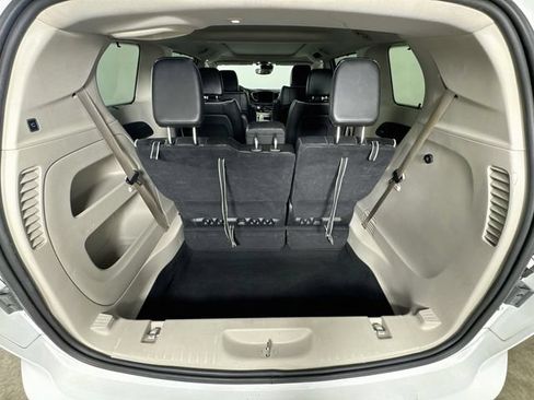 Used 2023 Chrysler Pacifica Limited FWD image 40