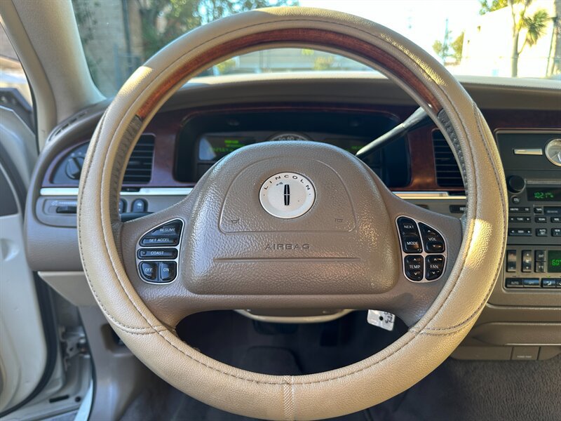 Used 2004 Lincoln Town Car Ultimate RWD image 20