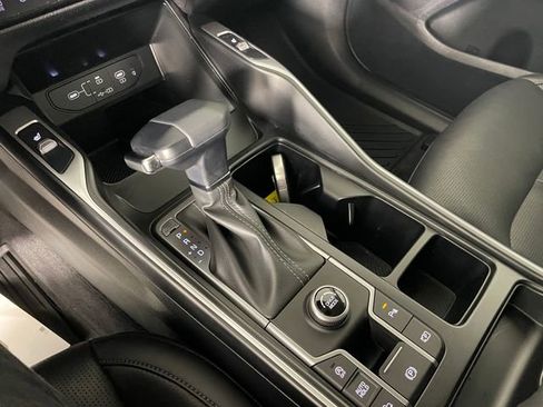 Certified 2025 Kia Sorento S image 9