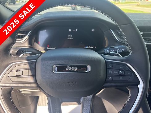 New 2025 Jeep Grand Cherokee Altitude image 9