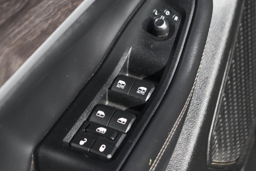 Used 2023 Jeep Grand Cherokee L Limited AWD/4WD image 17