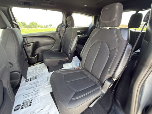 Used 2018 Chrysler Pacifica Touring Plus w/ S Appearance Package FWD image 13