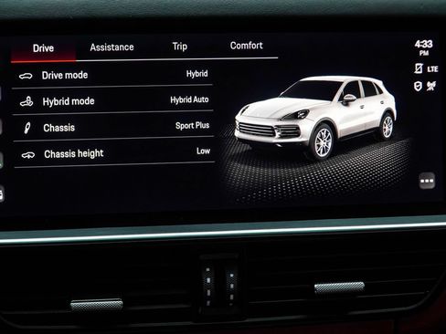 Used 2023 Porsche Cayenne w/ Premium Package AWD/4WD image 34