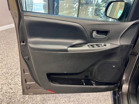 Used 2019 Toyota Sienna SE Premium image 17