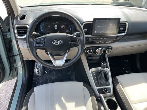 Used 2025 Hyundai Venue SEL image 25