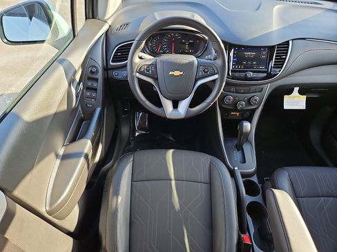 Used 2022 Chevrolet Trax LT w/ LT Convenience Package image 11