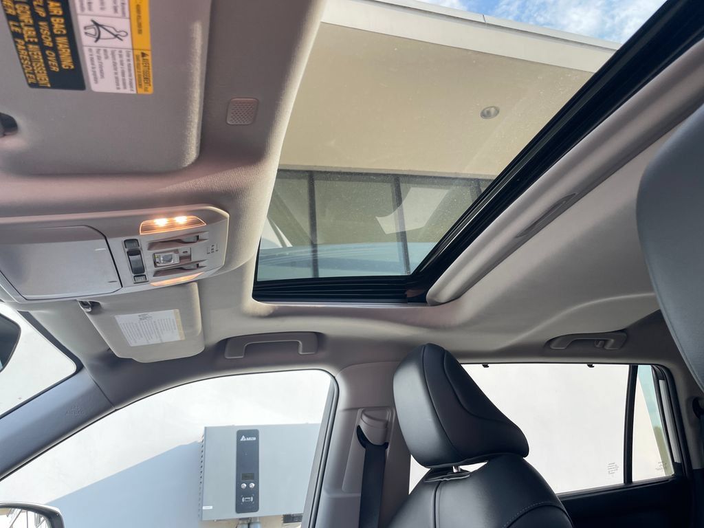 Used 2022 Toyota Highlander XLE AWD/4WD image 17