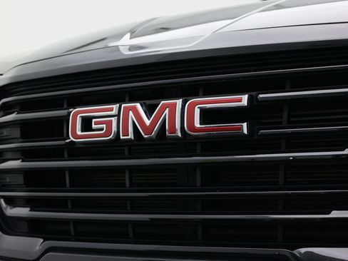 Used 2024 GMC Terrain SLE w/ Elevation Edition FWD image 12