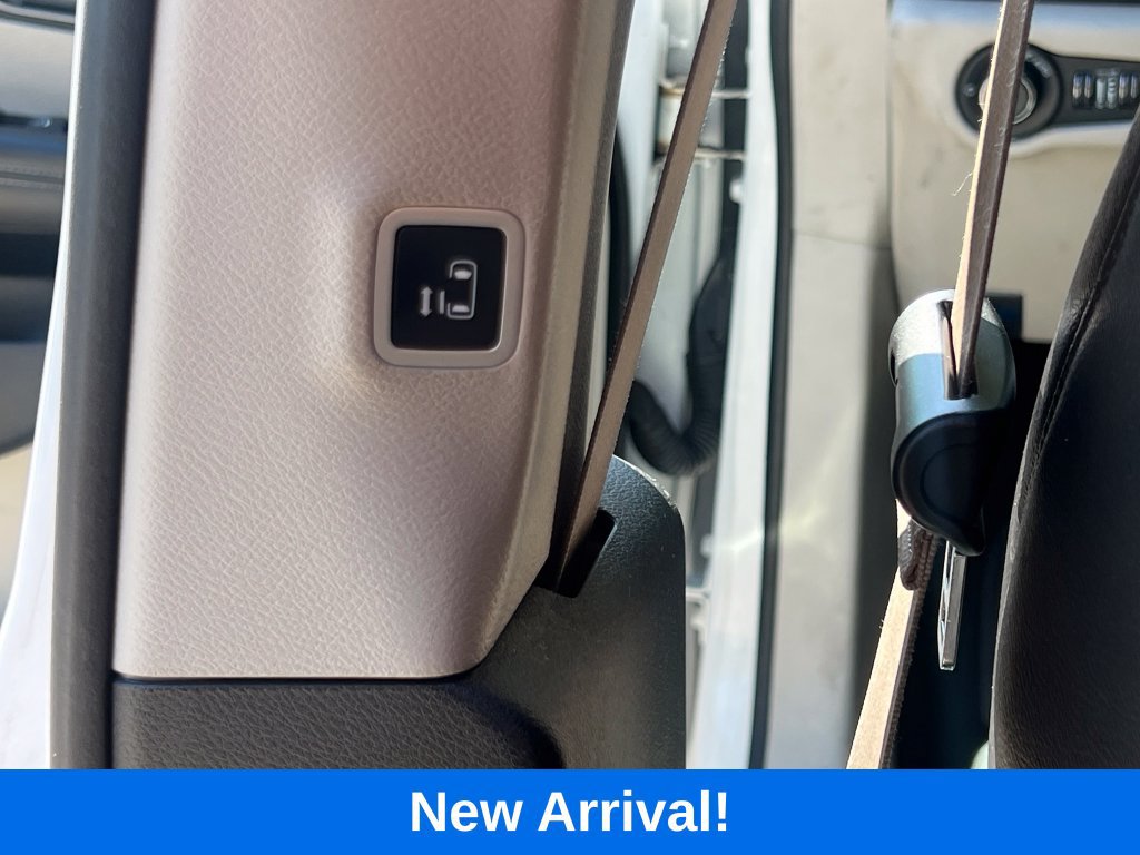 Used 2022 Chrysler Pacifica Touring-L w/ Uconnect Theater Family Group FWD image 13