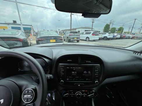 Used 2025 Kia Soul LX w/ LX Technology Package FWD image 38