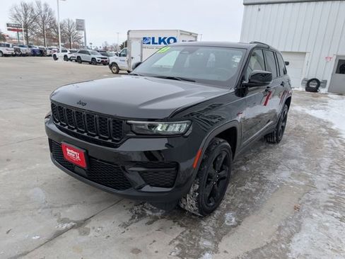 Used 2023 Jeep Grand Cherokee Altitude image 34