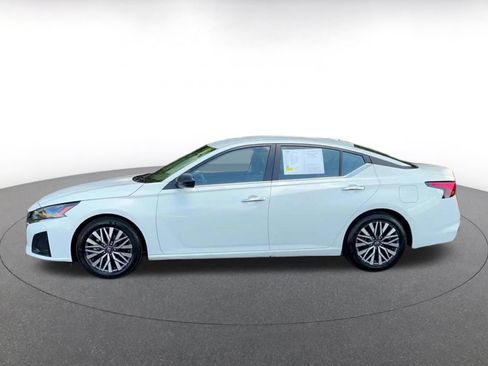 Used 2025 Nissan Altima 2.5 SV FWD image 9