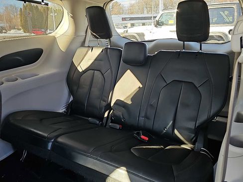 Used 2018 Chrysler Pacifica Touring-L w/ Tire & Wheel Group image 10