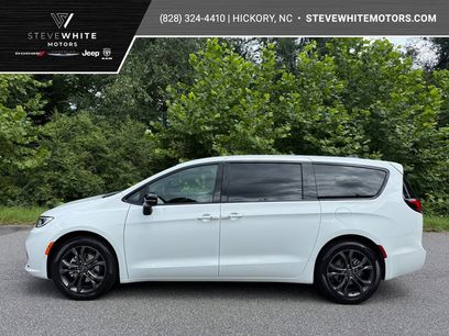 New 2026 Chrysler Pacifica Select