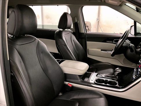 Used 2024 Kia Carnival EX image 7