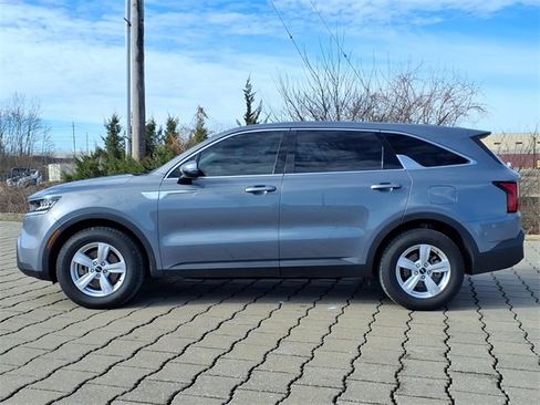Used 2023 Kia Sorento LX image 2