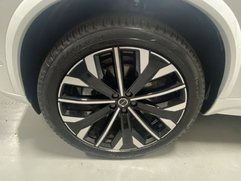 Used 2025 Volvo XC90 B6 Plus image 5