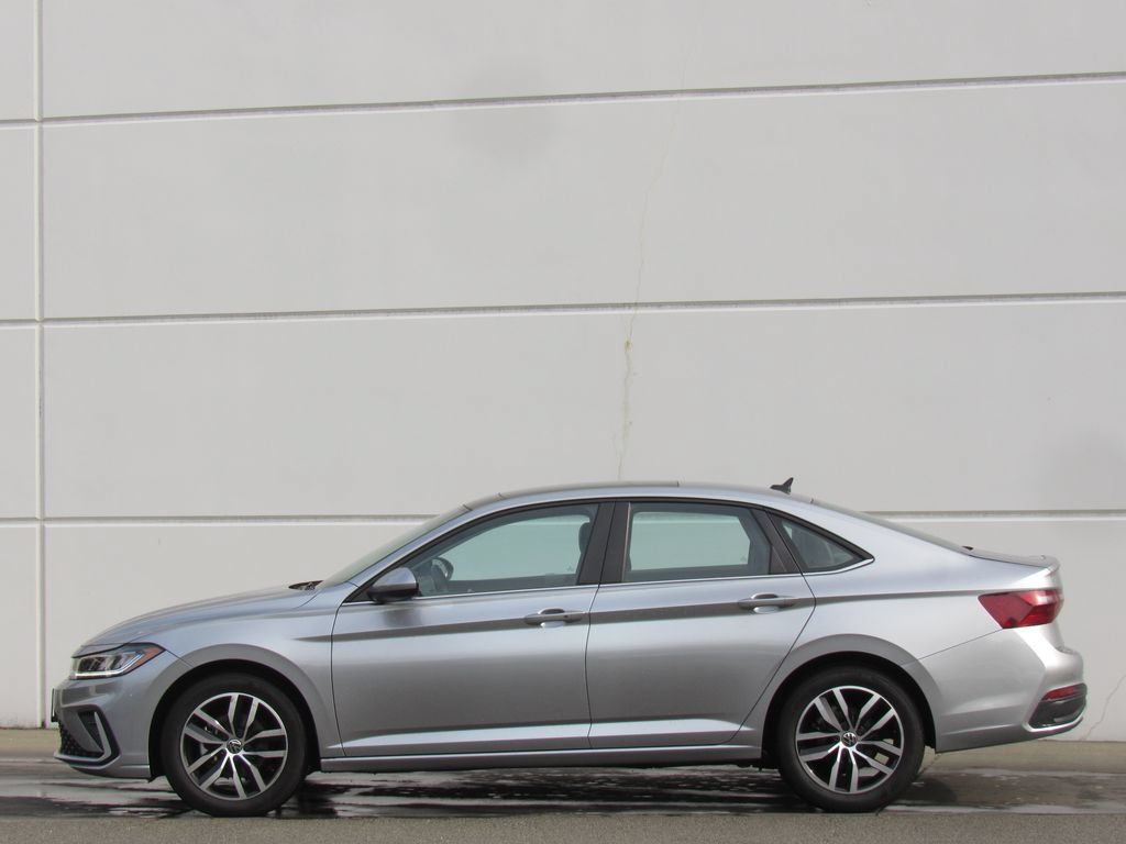 Used 2025 Volkswagen Jetta SE FWD image 4