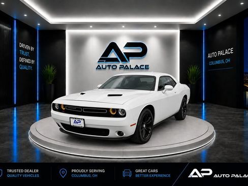Used 2018 Dodge Challenger SXT RWD image 1