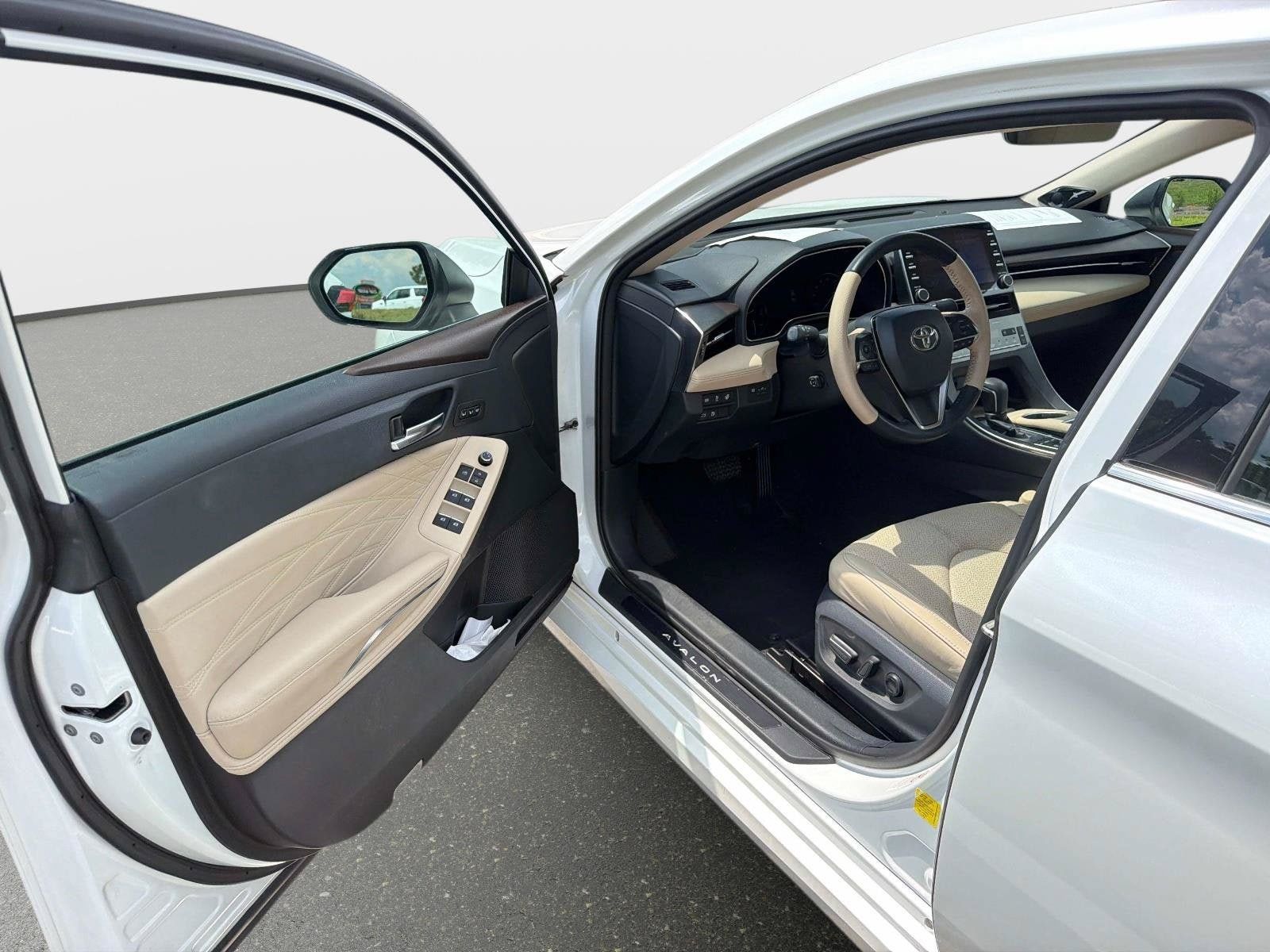 Used 2019 Toyota Avalon Limited FWD image 17