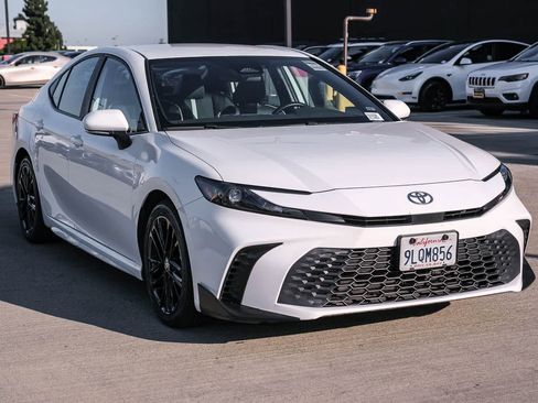 Used 2025 Toyota Camry SE FWD image 3