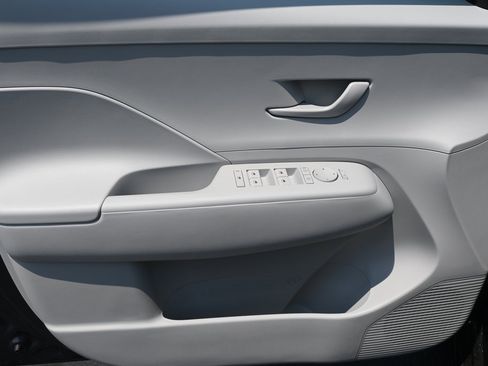 Used 2025 Hyundai Kona SEL image 18