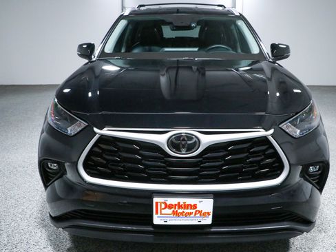 Used 2024 Toyota Highlander XLE FWD image 4