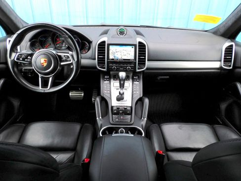 Used 2015 Porsche Cayenne Turbo image 9