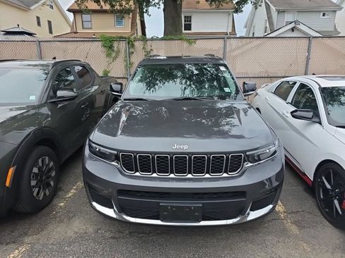 Used 2022 Jeep Grand Cherokee L Limited AWD/4WD image 2