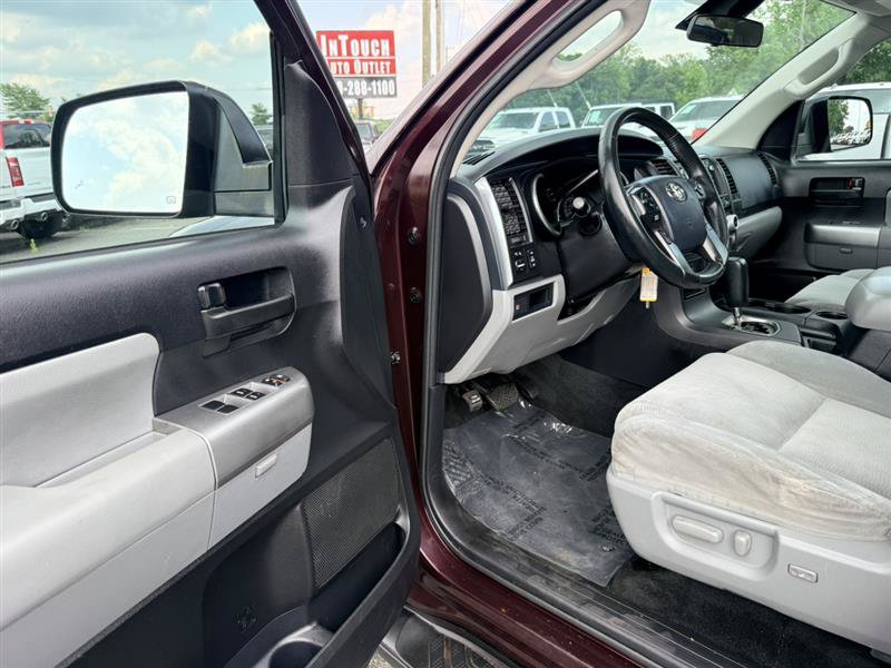 Used 2018 Toyota Sequoia SR5 w/ Carpet Cargo Mat Package AWD/4WD image 29