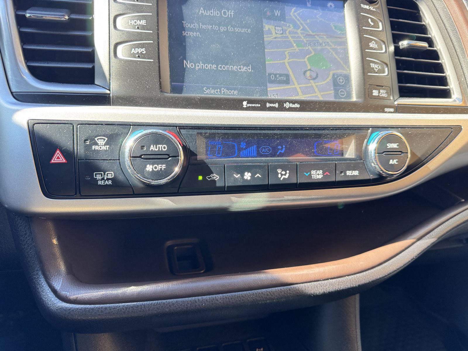 Used 2019 Toyota Highlander XLE AWD/4WD image 19