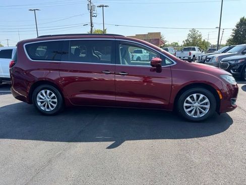 Used 2019 Chrysler Pacifica Touring Plus w/ Advanced Safetytec Group FWD image 10