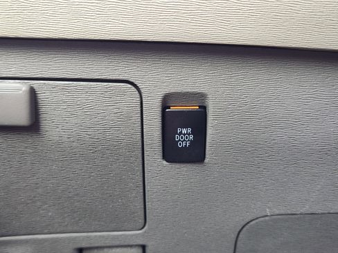 Used 2014 Toyota Sienna XLE image 27