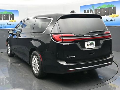 Used 2025 Chrysler Pacifica Select image 4