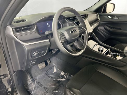 Used 2023 Jeep Grand Cherokee Altitude image 9