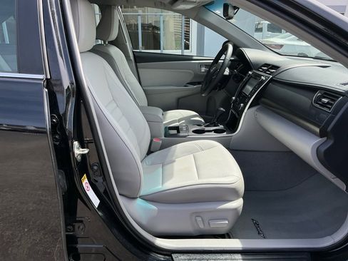 Used 2017 Toyota Camry XLE w/ Moonroof Package image 32