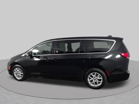 Used 2024 Chrysler Pacifica Touring-L FWD image 6