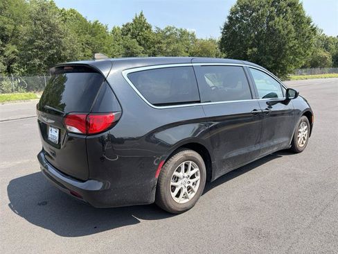 Used 2023 Chrysler Voyager LX FWD image 4