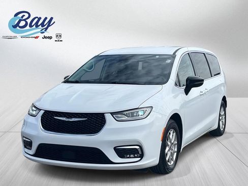 Used 2024 Chrysler Pacifica Touring-L image 1