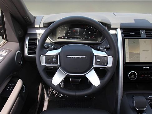 New 2025 Land Rover Discovery Dynamic SE image 12