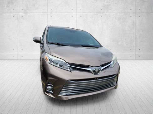 Used 2019 Toyota Sienna Limited Premium FWD image 3
