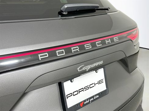 Used 2020 Porsche Cayenne image 17