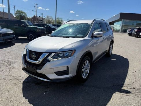 Used 2018 Nissan Rogue SV image 3