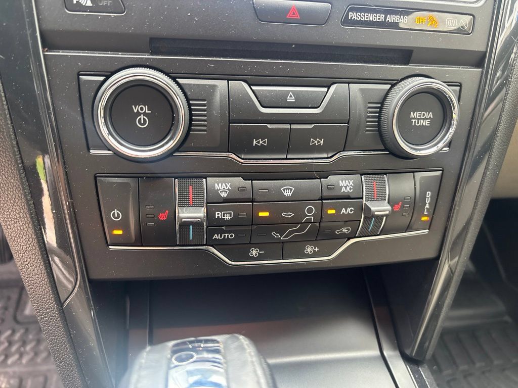 Used 2018 Ford Explorer XLT w/ Equipment Group 202A FWD image 18