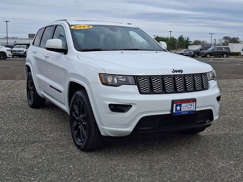 Used 2022 Jeep Grand Cherokee Laredo X image 2