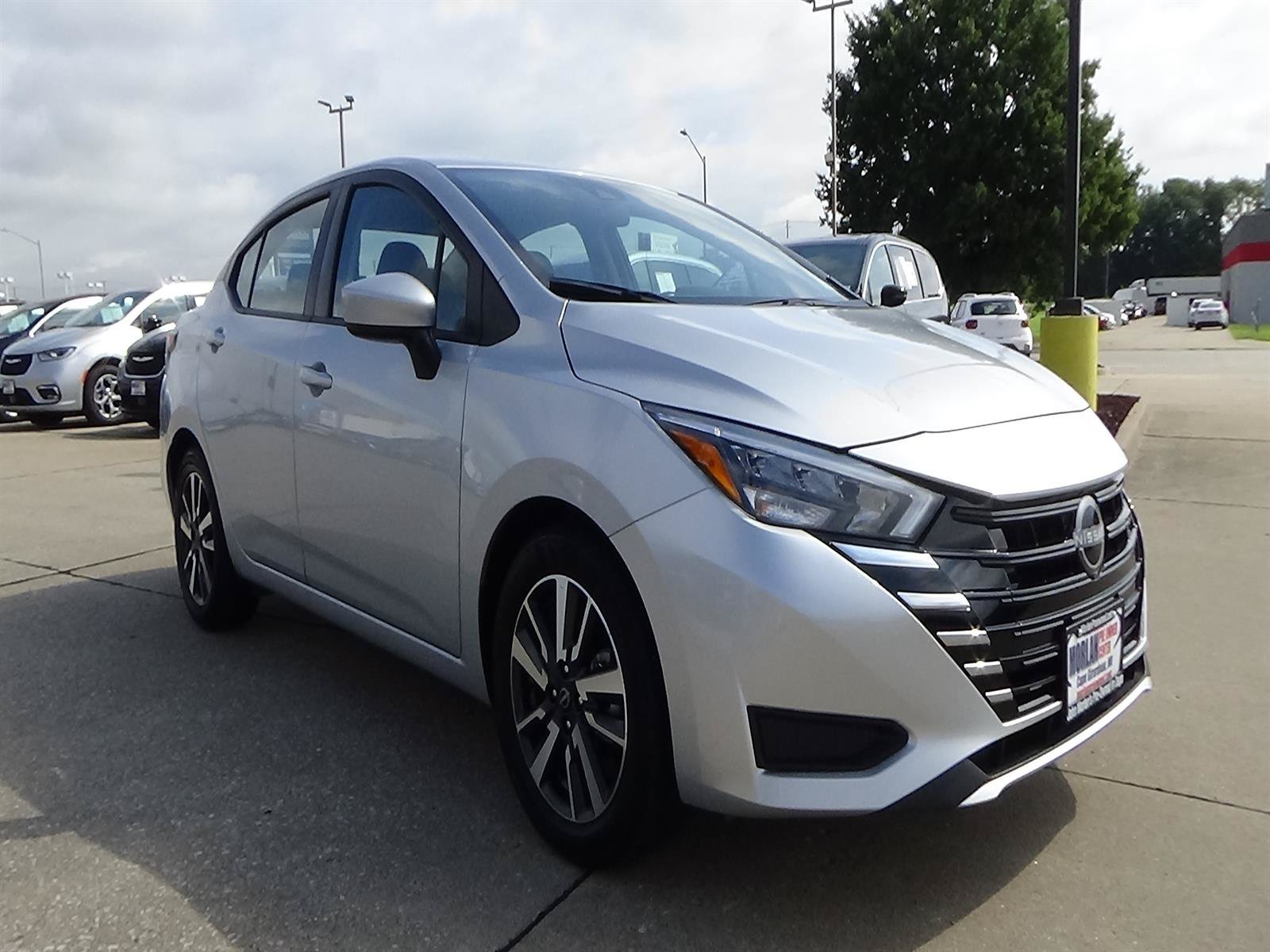 Used 2025 Nissan Versa SV FWD image 4