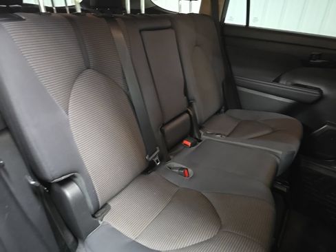 Used 2023 Toyota Highlander LE AWD/4WD image 16